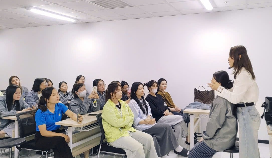 Giang vien huong dan ki nang cham soc da mat co ban va trang diem ca nhan. Ảnh: Thanh Nga