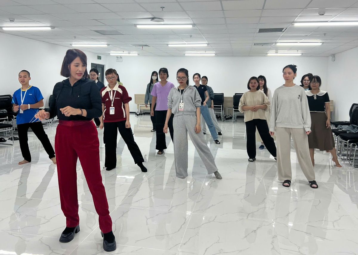 The urban environment in Hai Phong is bustling with animals participating in the famous dance club. Photo: Thanh Nga