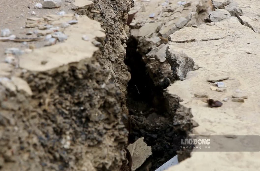 Cac vet nut keo dai, co nguy co tiep tuc sat neu khong kip thoi gia co, khac phuc. Anh: Nhom PV.