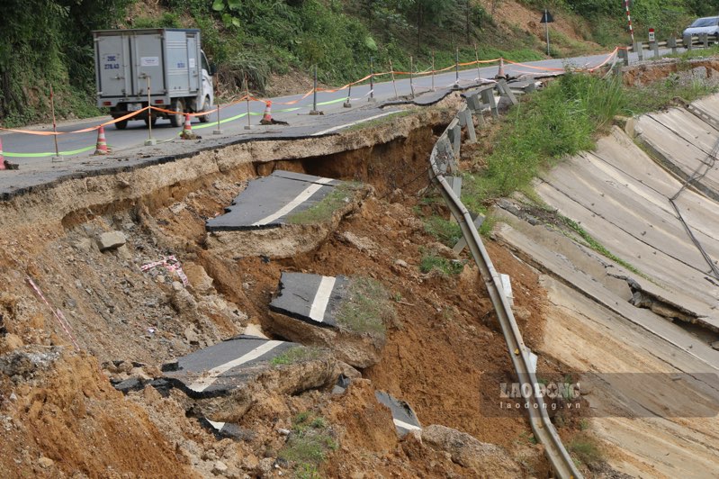 Sat lo an vao ca phan duong di. Anh: Nhom PV.