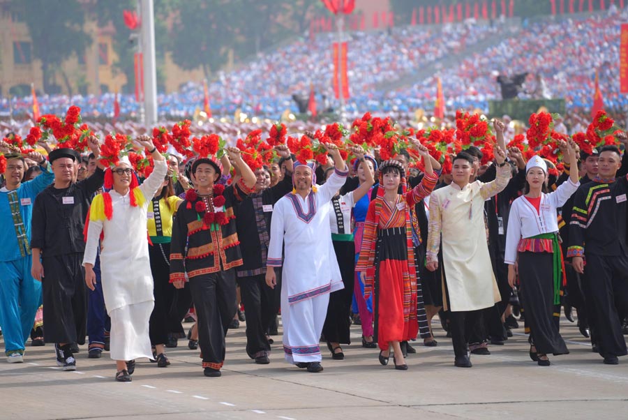 Grupo representativo de 54 grupos etnicos vietnamitas en el desfile militar y desfile conmemorativo del 80 aniversario del Dia Nacional 2 de septiembre Foto: Tuan Anh