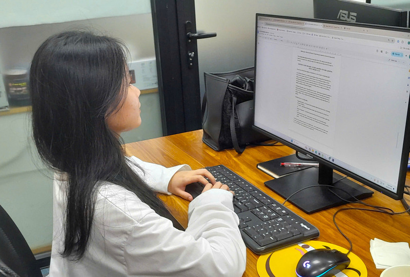 In their 30s, many young people are between the constraints of work and the pressure of the city. Photo: Khanh Linh