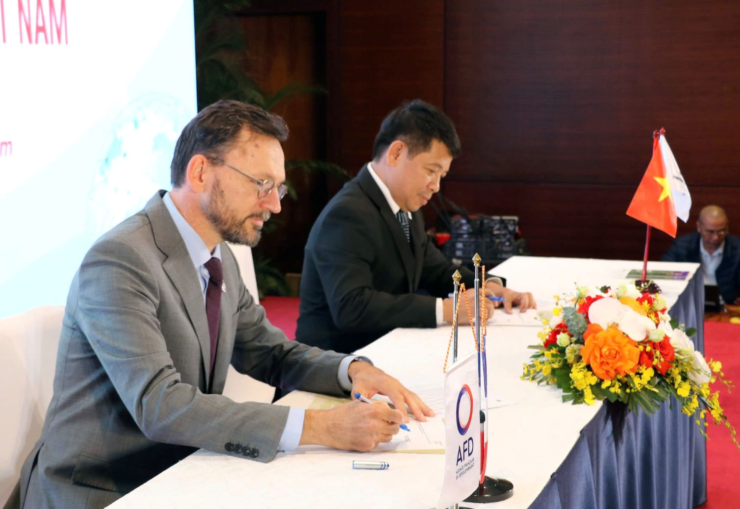 Dai dien WWF-Viet Nam va AFD Viet Nam ky Bien ban ghi nho. Anh: WWF-Viet Nam