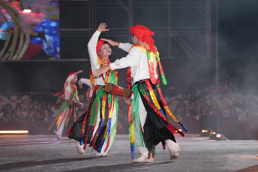 Dong dao nghe si tham gia, mang den cho khan gia man trinh dien man nhan. Anh: Hai Nguyen