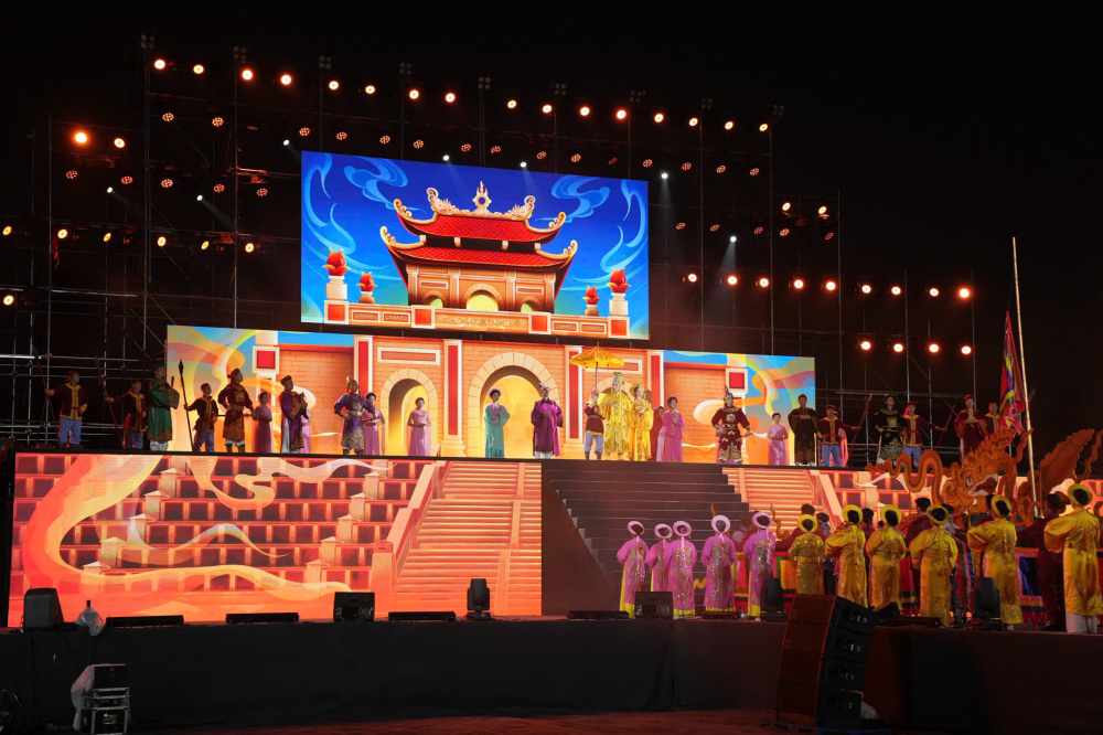 San khau ruc ro tai Le khai mac. Anh: Chi Long