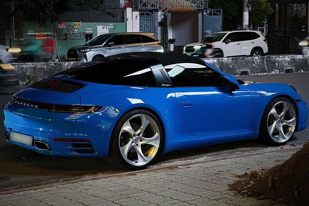 El Porsche 911 Targa 992 de un empresario en Ciudad Ho Chi Minh destaca por las llantas de marca HRE con un diseño de 5 cilindros dobles cromados. Foto: Do Hoang