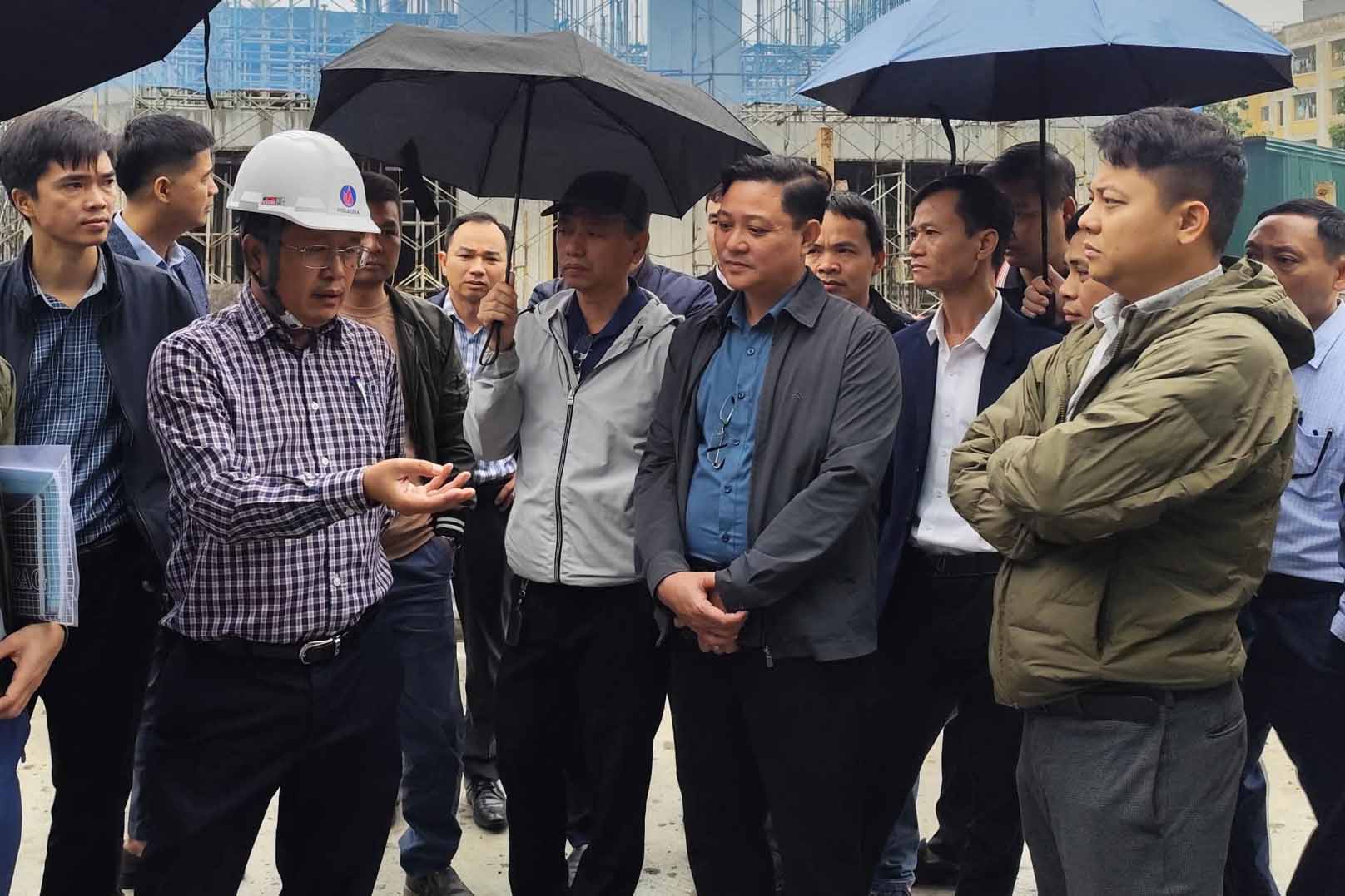 Urban management staff of 126 communes and wards in Hanoi received professional training right at the construction site. Photo: Hanoi Department of Construction