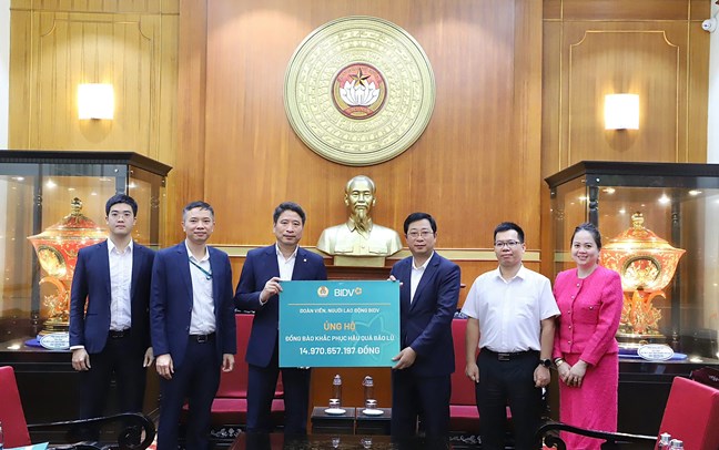 El Sr. Cao Xuan Thao - Miembro de la Delegacion Presidente del Comite de Trabajo Social de la Agencia del Comite Central del Frente de la Patria de Vietnam recibio apoyo del Sindicato del Banco Comercial de Inversion y Desarrollo de Vietnam (BIDV) apoyando la cantidad de 14 971 mil millones de VND para apoyar a los compatriotas afectados por las tormentas e inundaciones. Foto: Minh Hien