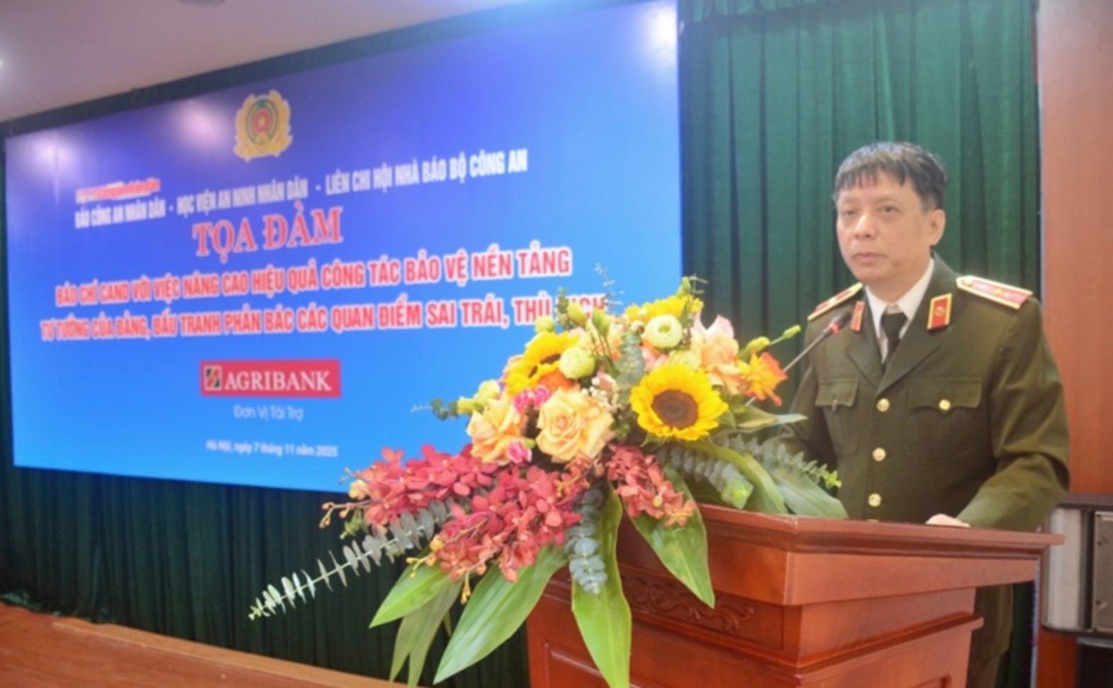 El General de Division Pham Quang Khai habla en el seminario 'La prensa de la Policia Popular con la mejora de la eficacia del trabajo de proteccion de la base ideologica del Partido luchando contra los puntos de vista erroneos y hostiles'. Foto: Huong Nha