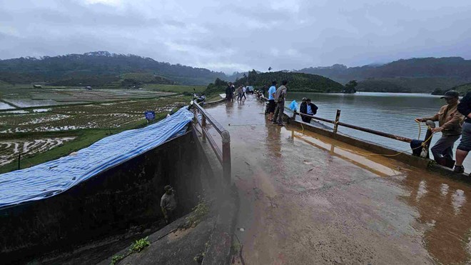 Nguy cơ vỡ đập thủy lợi 1,7 triệu m3 nước, Lâm Đồng di dời khẩn cấp 70 hộ dân trong đêm