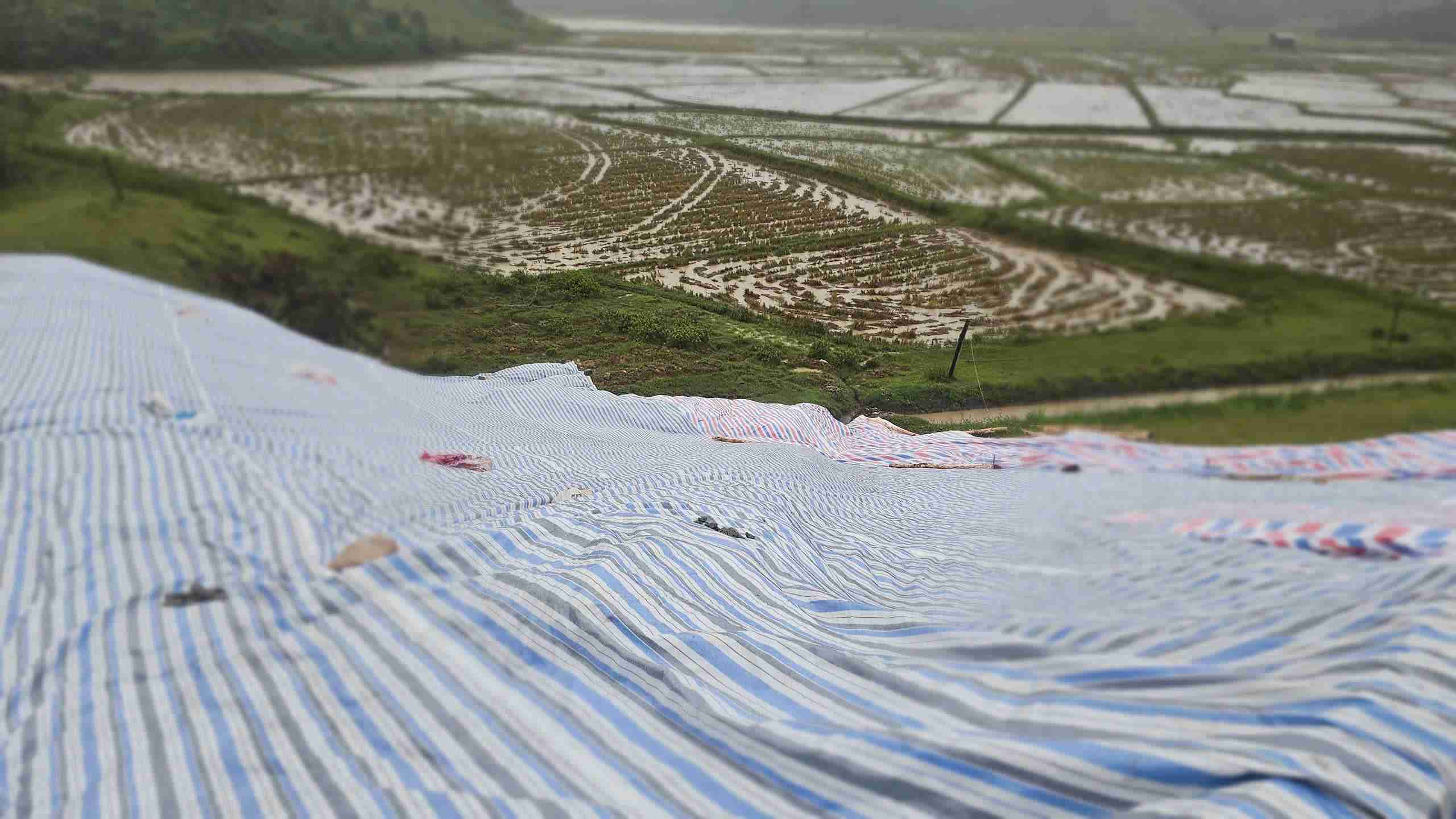 Bo dap ho thuy loi Cay An duoc gia co bang bat de chong sut lun. Anh: UBND xa Ta Nang cung cap