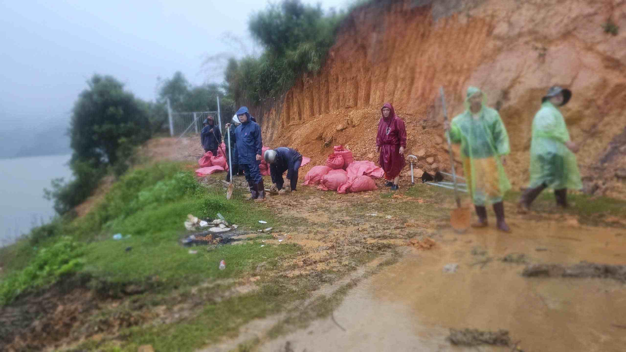 Cac luc luong xa Ta Nang tap trung gia co bo dap ho thuy loi