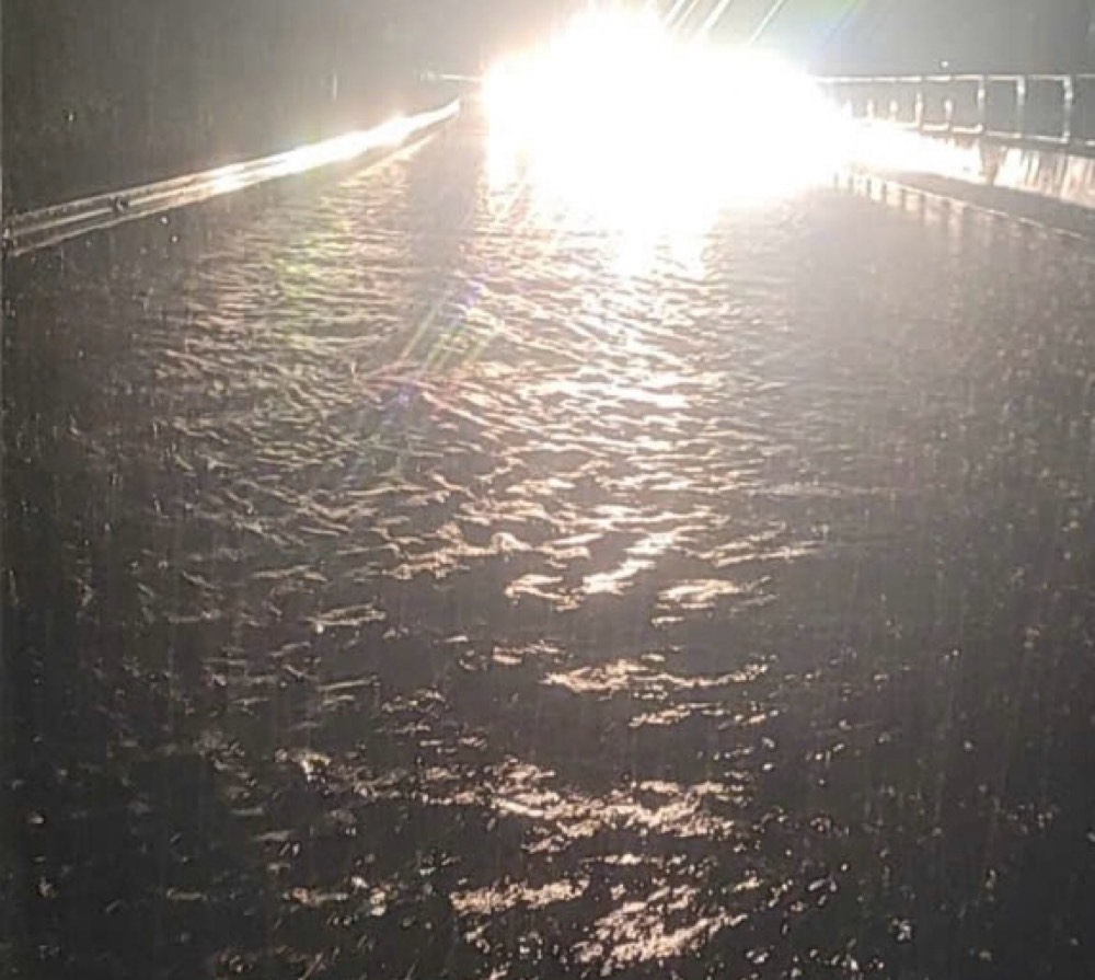 Nuoc ngap mat duong cao toc Vinh Hao - Phan Thiet tai km233. Anh: Pham Duy