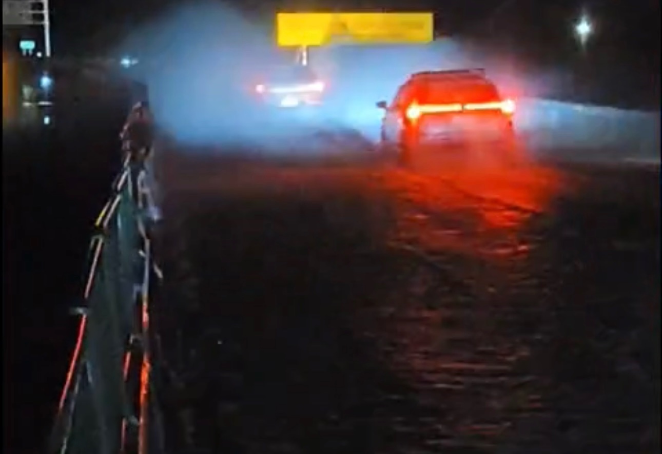 Cac phuong tien chay qua vi tri nuoc ngap. Anh: Duy Tuan