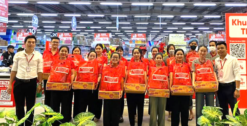 Muchas empresas y unidades pertenecientes al Sindicato de la comuna de Dien Ban en Da Nang unen fuerzas para cuidar a los miembros del sindicato y los trabajadores despues de las inundaciones. Foto: Sindicato de Dien Ban.