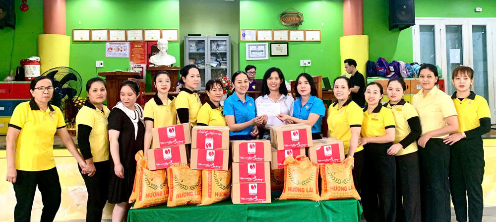 Cong doan xa Nam Phuoc tham hoi, dong vien doan vien, nguoi lao dong bi anh huong do mua lu. Anh: Cong doan xa Nam Phuoc.