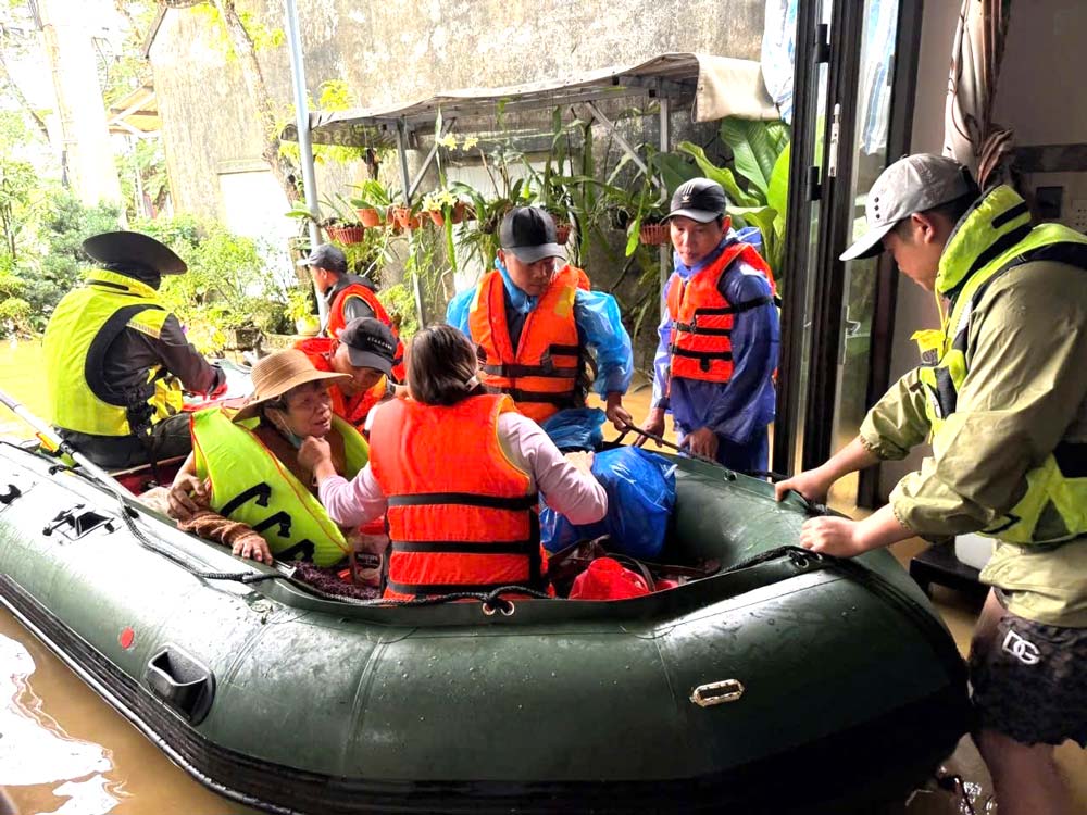 Nghiep doan Nghe ca Duy Vinh phoi hop cung luc luong dia phuong da kip thoi dua Me Viet Nam anh hung Nguyen Thi Nhieu di cap cuu. Anh: Cong doan Nam Phuoc.