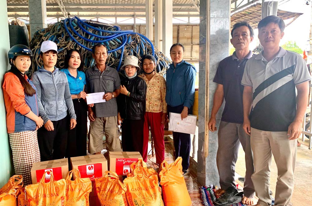 El Sindicato de la comuna de Nam Phuoc Da Nang organiza visitas y aliento a miembros del sindicato trabajadores y pescadores afectados por la tormenta numero 12 y las recientes inundaciones. Foto: Sindicato de Nam Phuoc.