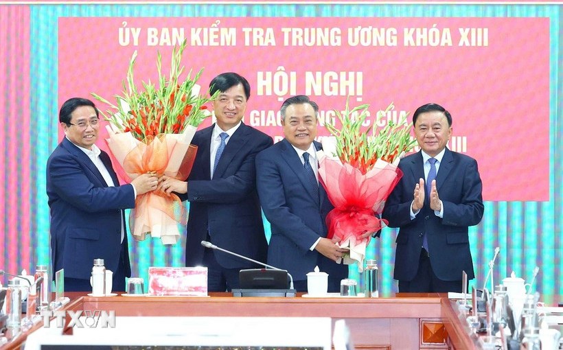 Prime Minister Pham Minh Chinh and Standing member of the Secretariat Tran Cam Tu presented flowers to congratulate Mr. Nguyen Duy Ngoc and Mr. Tran Sy Thanh at the Conference on handover of work of the Chairman of the Central Inspection Committee. Photo: Phuong Hoa/VNA