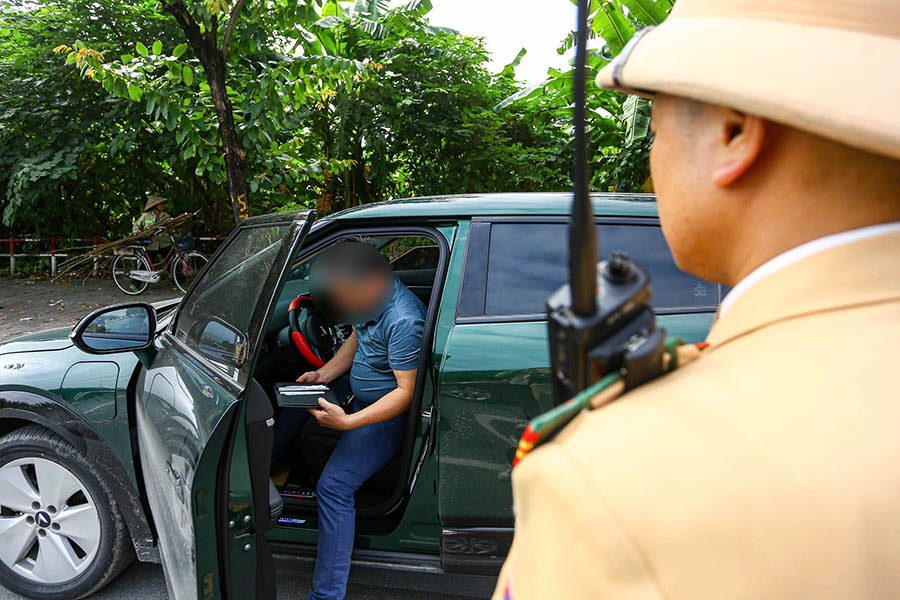 ノイバイ空港前で勝手に停車、多くのドライバーが罰金を科せられた