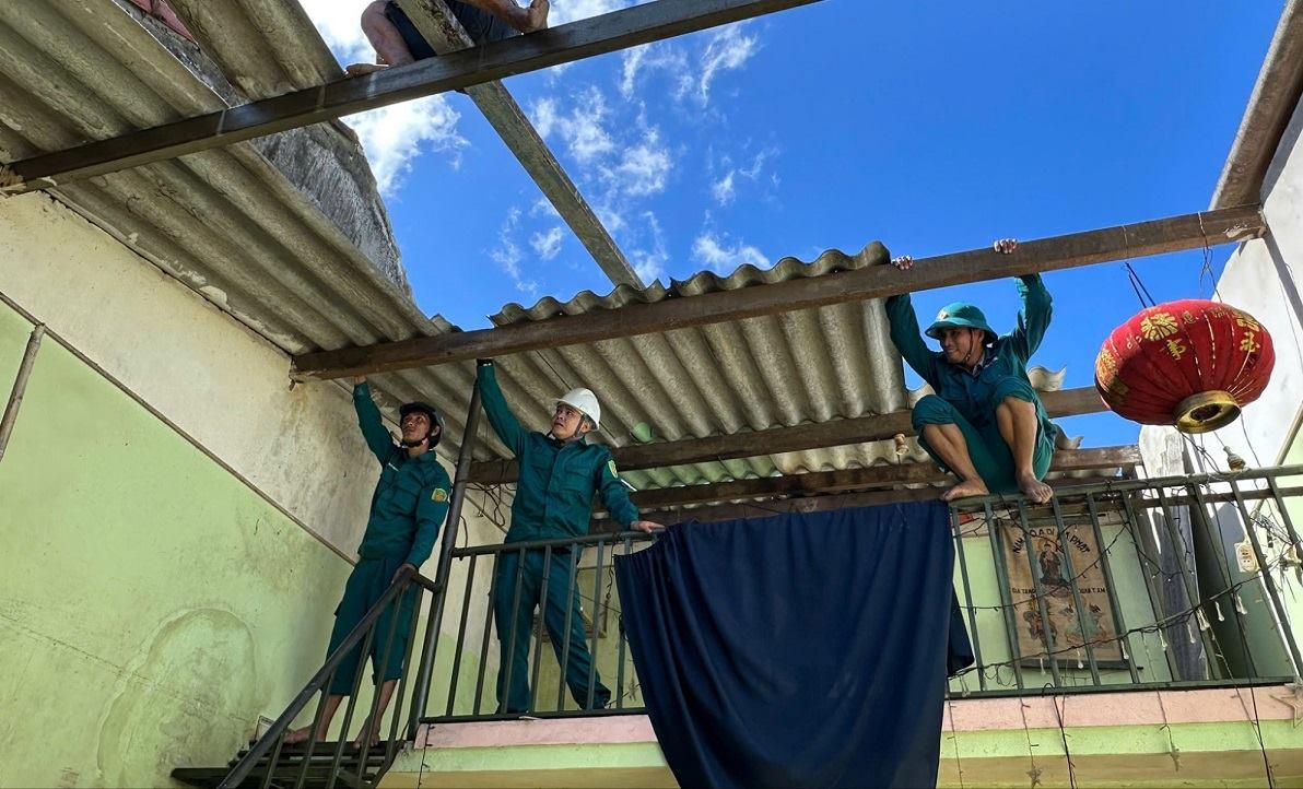 Luc luong chuc nang ho tro nguoi dan xa An Phu lop lai mai nha. Anh: UBND xa An Phu