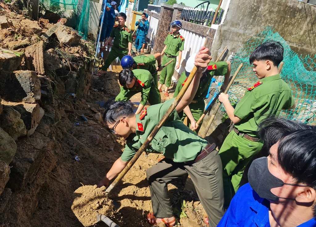 Luc luong cong an ho tro nguoi dan dac khu Ly Son don dep sau bao so 13. Anh: UBND dac khu Ly Son