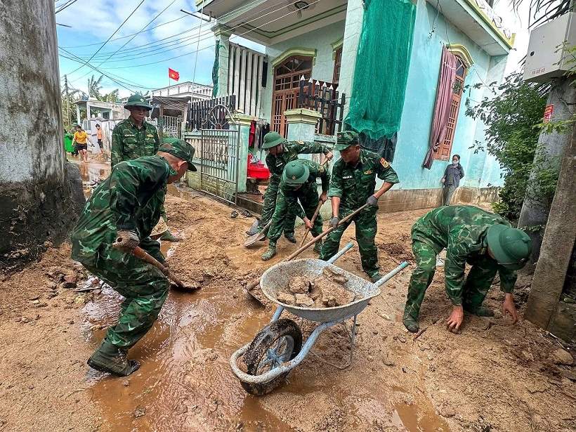 Soldiers in Quang Ngai help people repair roads, houses... after storm No. 13. Photo: Vien Nguyen