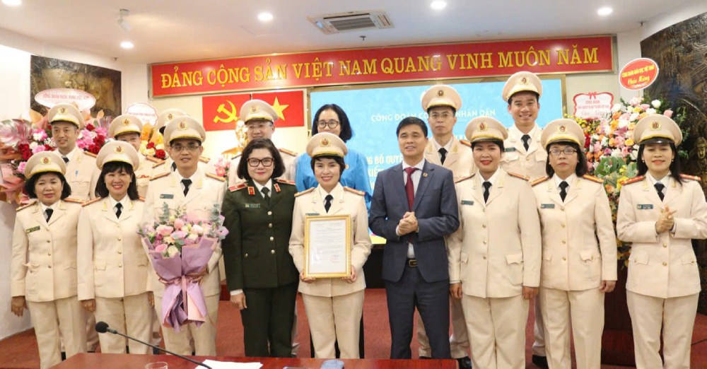 Dong chi Ngo Duy Hieu va Thieu tuong Ngo Hoai Thu trao quyet dinh cac chuc danh trong Ban Cong doan CAND va chuc danh trong Uy ban Kiem tra Cong doan CAND. Anh: Quynh Chi