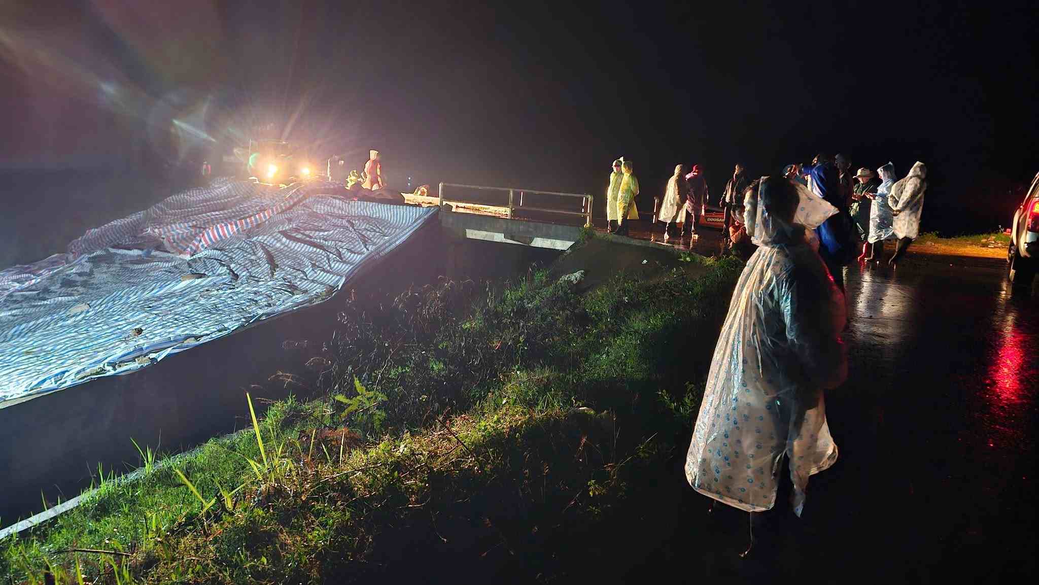 Luc luong quan doi, cong an tinh Lam Dong co mat tai hien truong san sang ung pho voi moi tinh huong. Anh: Co quan chuc nang cung cap
