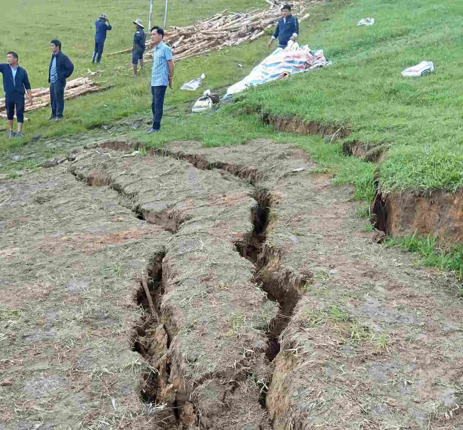 Dap ho thuy loi Cay An (xa Ta Nang) xuat hien nhieu vet nut nguy hiem. Anh: Co quan chuc nang cung cap