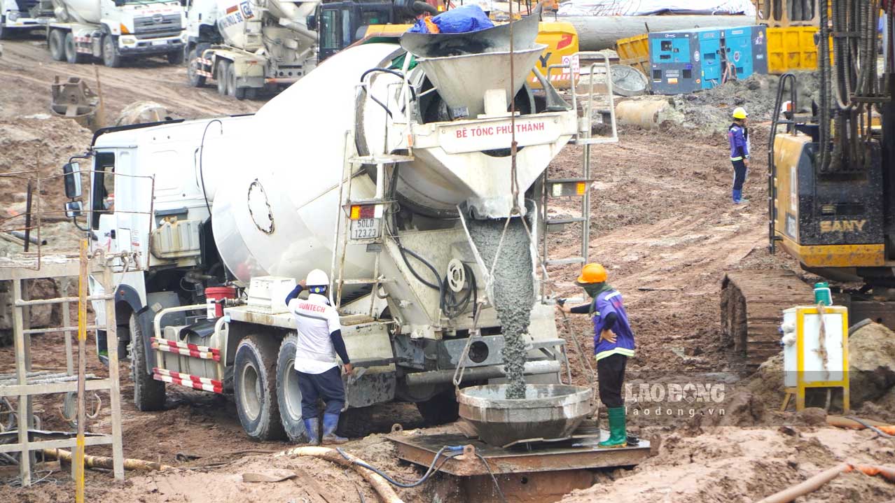 Cong nhan thi cong tren dai cong truong phuc vu APEC 2027 tai Phu Quoc. Anh: Nguyen Anh