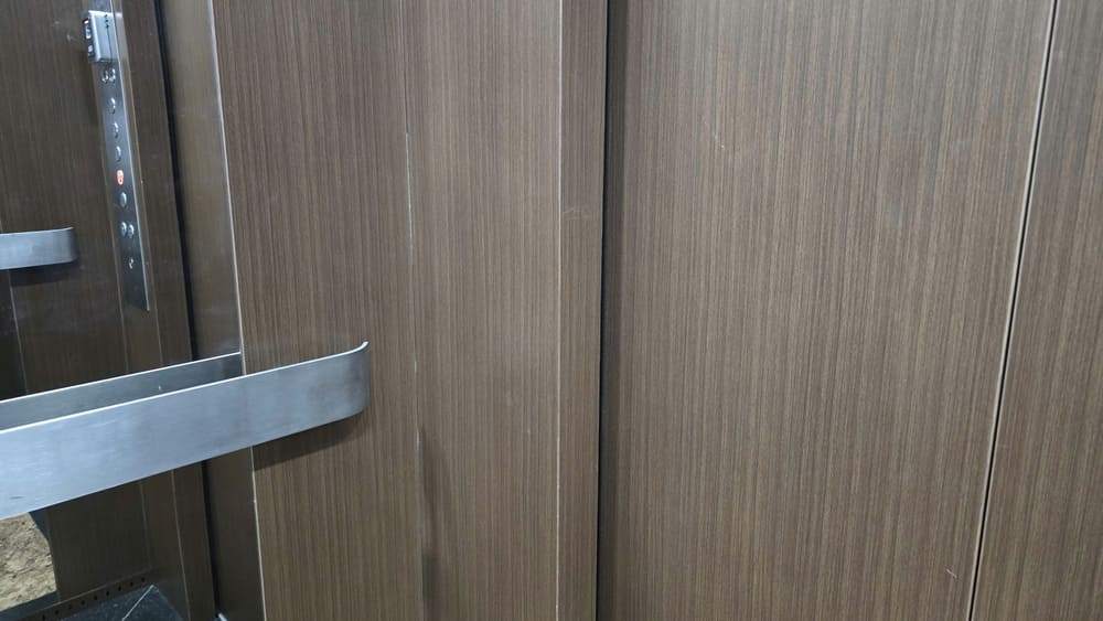 The elevator cabin uses dark wood to increase luxury and never get out of fashion. Photo: Tuan Dat