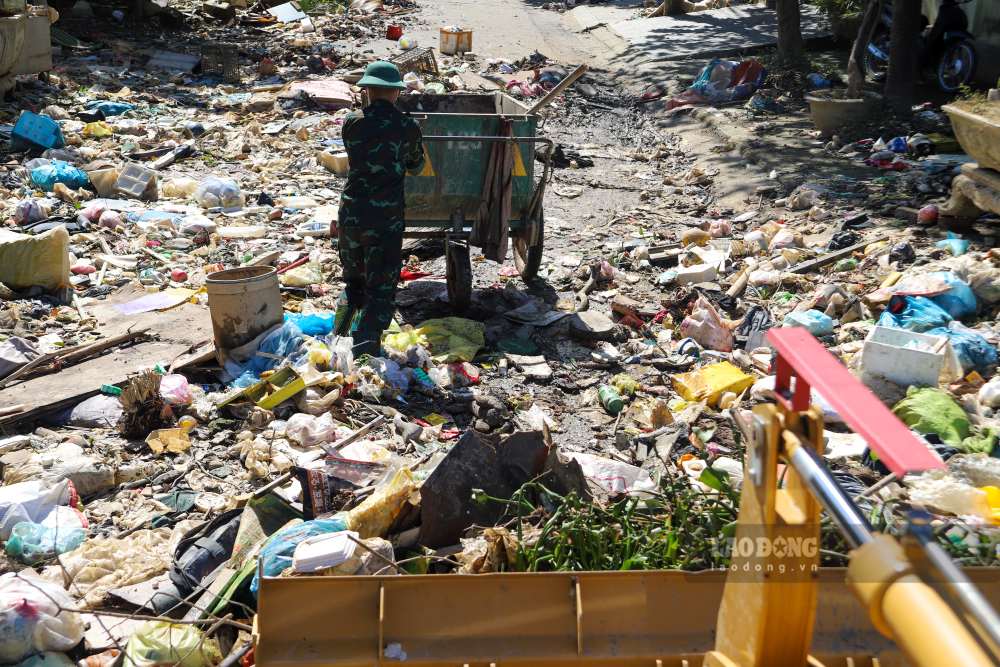 Khoi luong rac thai con lai van rat nhieu, du kien se mat nhieu ngay de cac luc luong hoan tat viec don dep.
