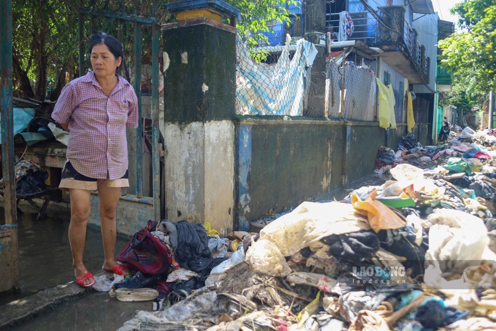 Ba Tran Thi Hue - Nguoi dan TP Hue chia se, khoi luong rac do ve truoc con duong canh nha ba rat lon. Ba cung gia dinh da don dep nhieu ngay nhung khong xue. “Don met lam, kho lam” - ba Hue noi.