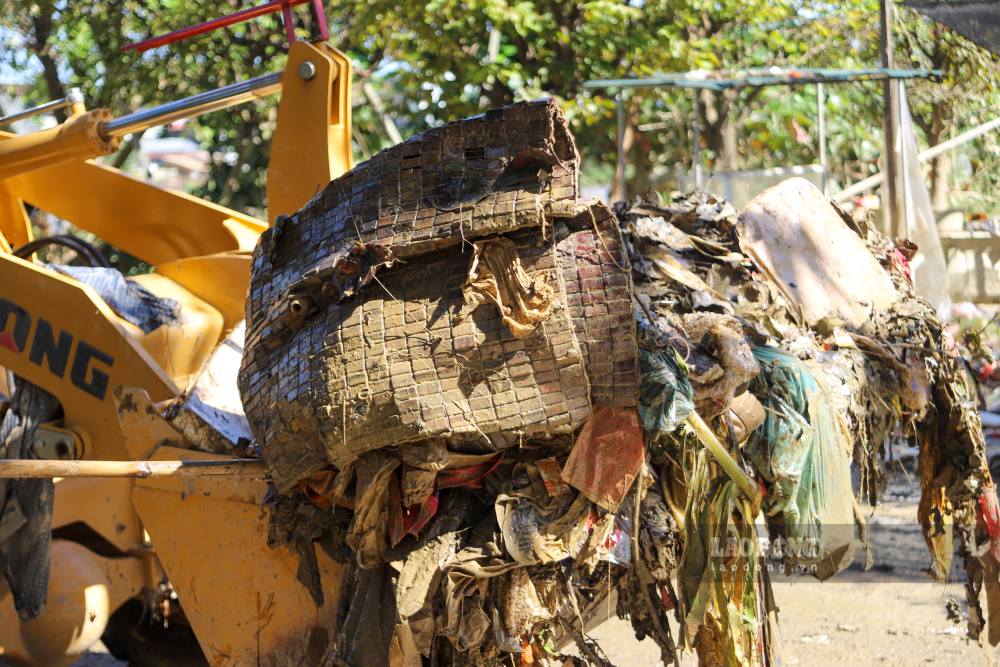 Du loai rac thai sau lu dang bi xoa so tung ngay truoc su no luc cua luc luong vu trang va cong nhan moi truong.