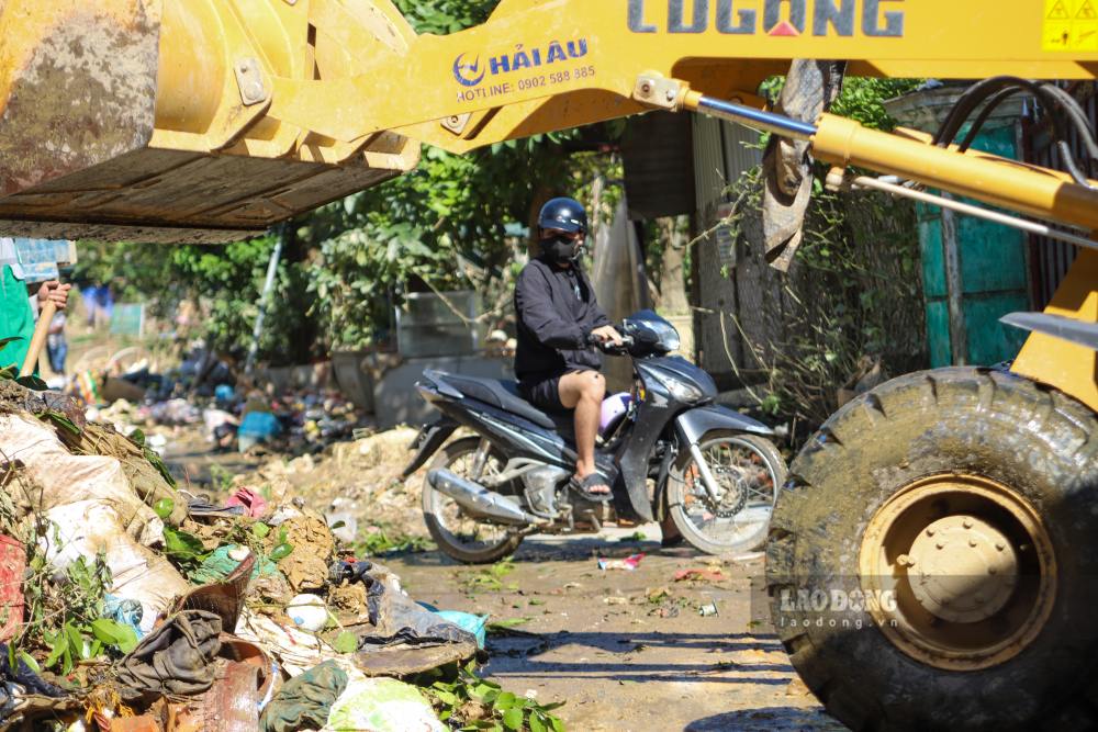 Viec rac thai ngap tran tren nhieu tuyen duong khien viec di lai cua nguoi dan sau lu gap nhieu kho khan.