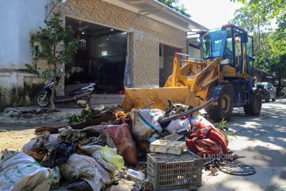 De don khoi luong rac khong lo tai duong Thanh Giong, luc luong chuc nang phai huy dong 2 xe xuc lat, 4 xe tai cung hang chuc luot nguoi lam viec khong ngoi tay.