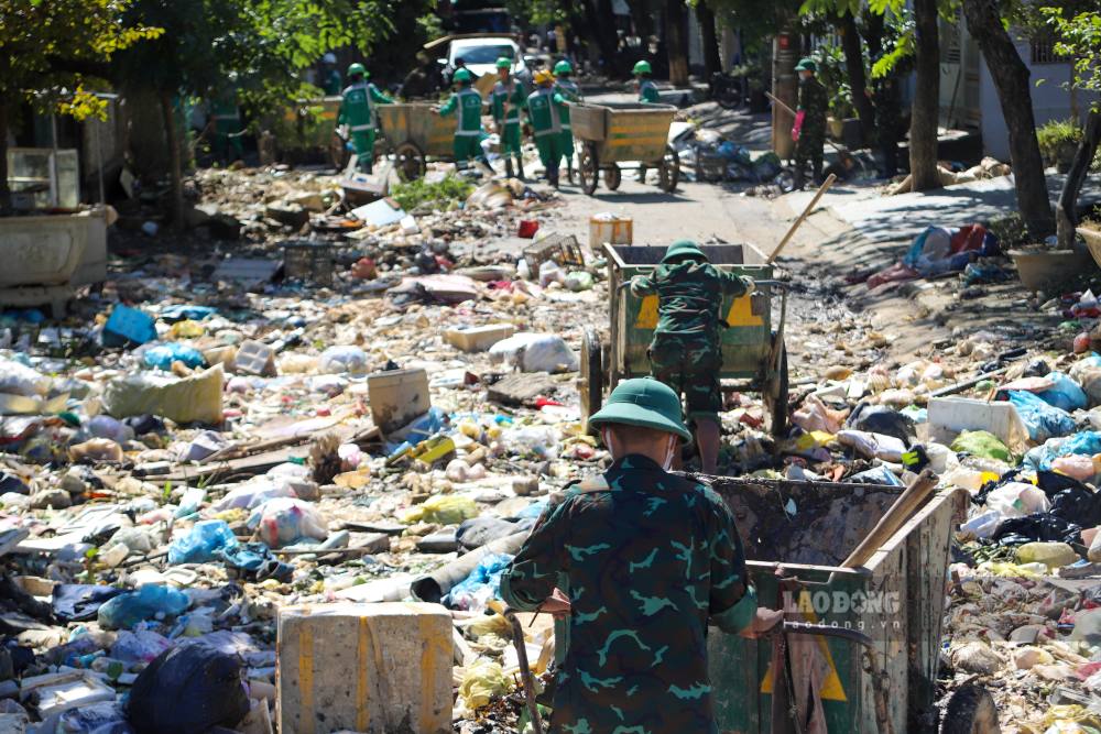 Tay xeng, tay cao, tung nguoi miet mai xuc tung dong bun, tung bao rac de tra lai ve sach se cho pho phuong.