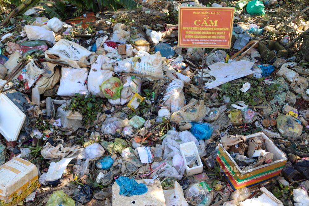 Nguoi dan phai song trong canh ngot ngat khi rac thai sinh hoat, thuc an oi thiu, rac tam linh va ca rac xay dung tran ngap khu dan cu.