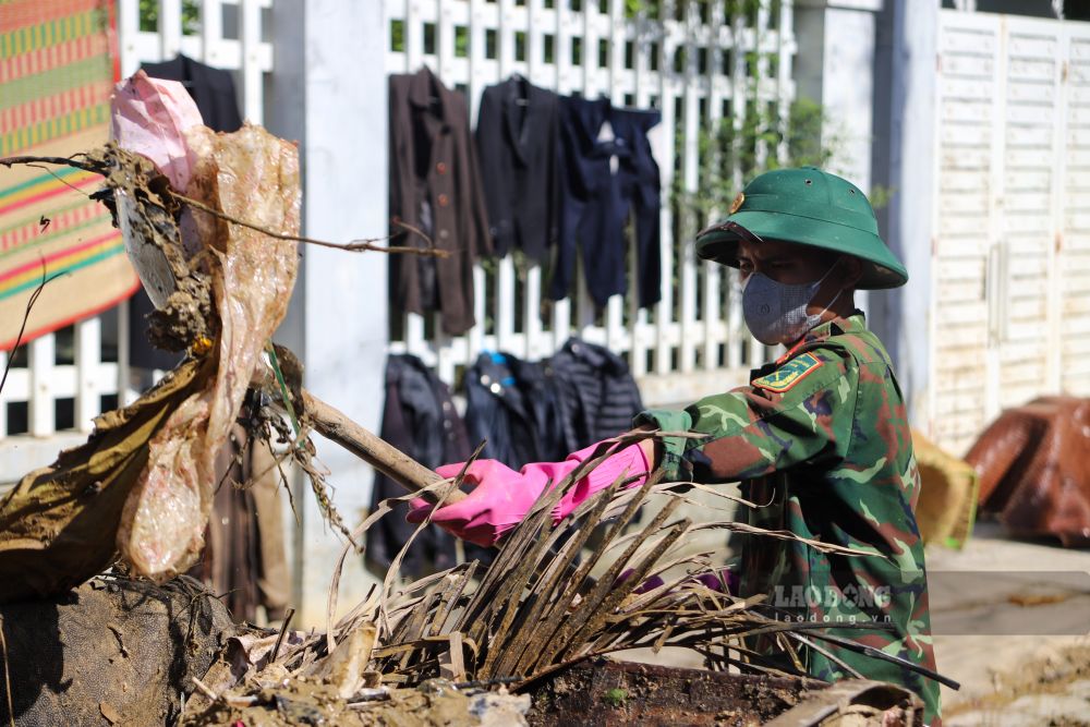 Cong viec keo dai, rac thi ngap tran khien nhieu chien si, cong nhan tham met.