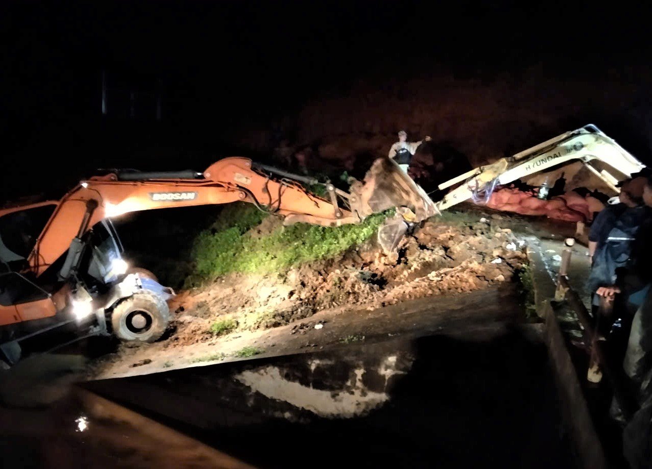 May muc duoc huy dong de gia co dap thuy loi Cay An. Anh: Hai Duong