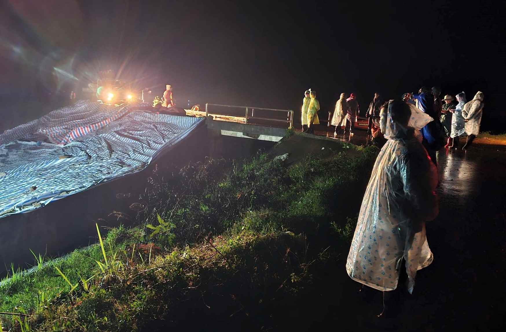 Than dap thuy loi Cay An duoc cac luc luong tap trung gia co phong chong nguy co dap bi vo den muc thap nhat. Anh: Hai Duong