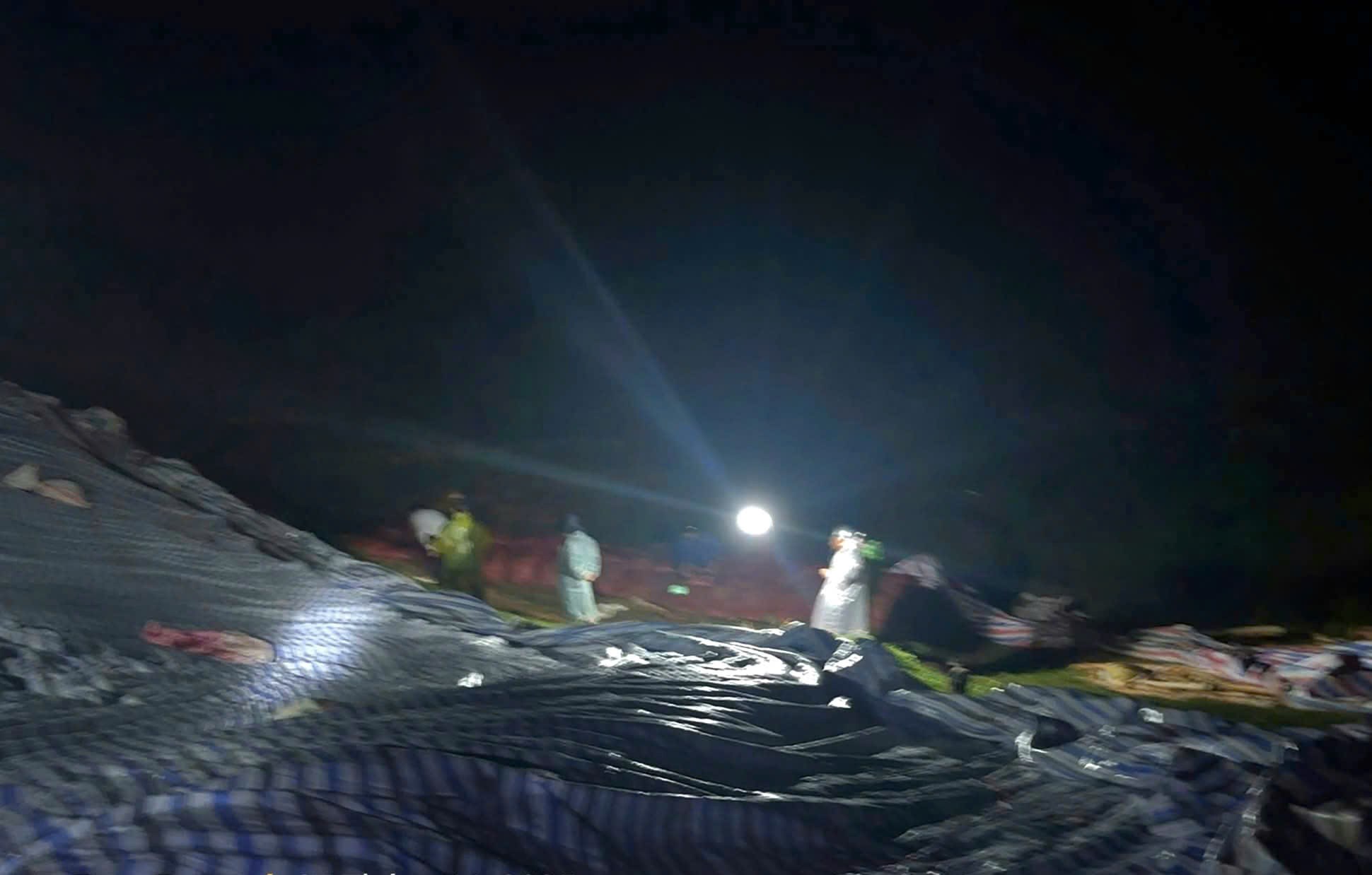 Cac luc luong xuyen dem no luc gia co than dap Cay An. Anh: Hai Duong