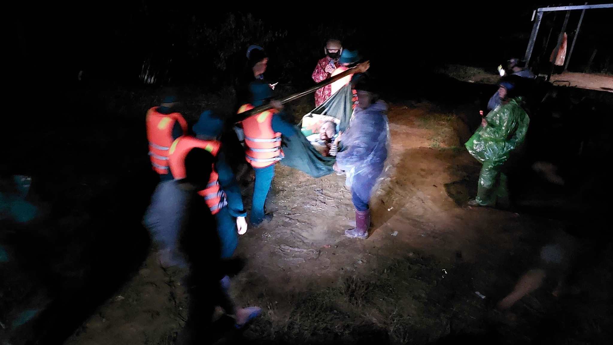 Luc luong quan doi, cong an tinh Lam Dong di doi, so tan nguoi dan den noi an toan. Anh: Bo Chi huy Quan su tinh cung cap