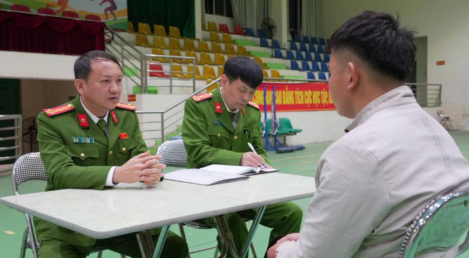 Đại tá Sầm Minh Hồ - Phó Giám đốc Công an tỉnh trực tiếp lấy lời khai các đối tượng. Ảnh: Công an Cao Bằng  