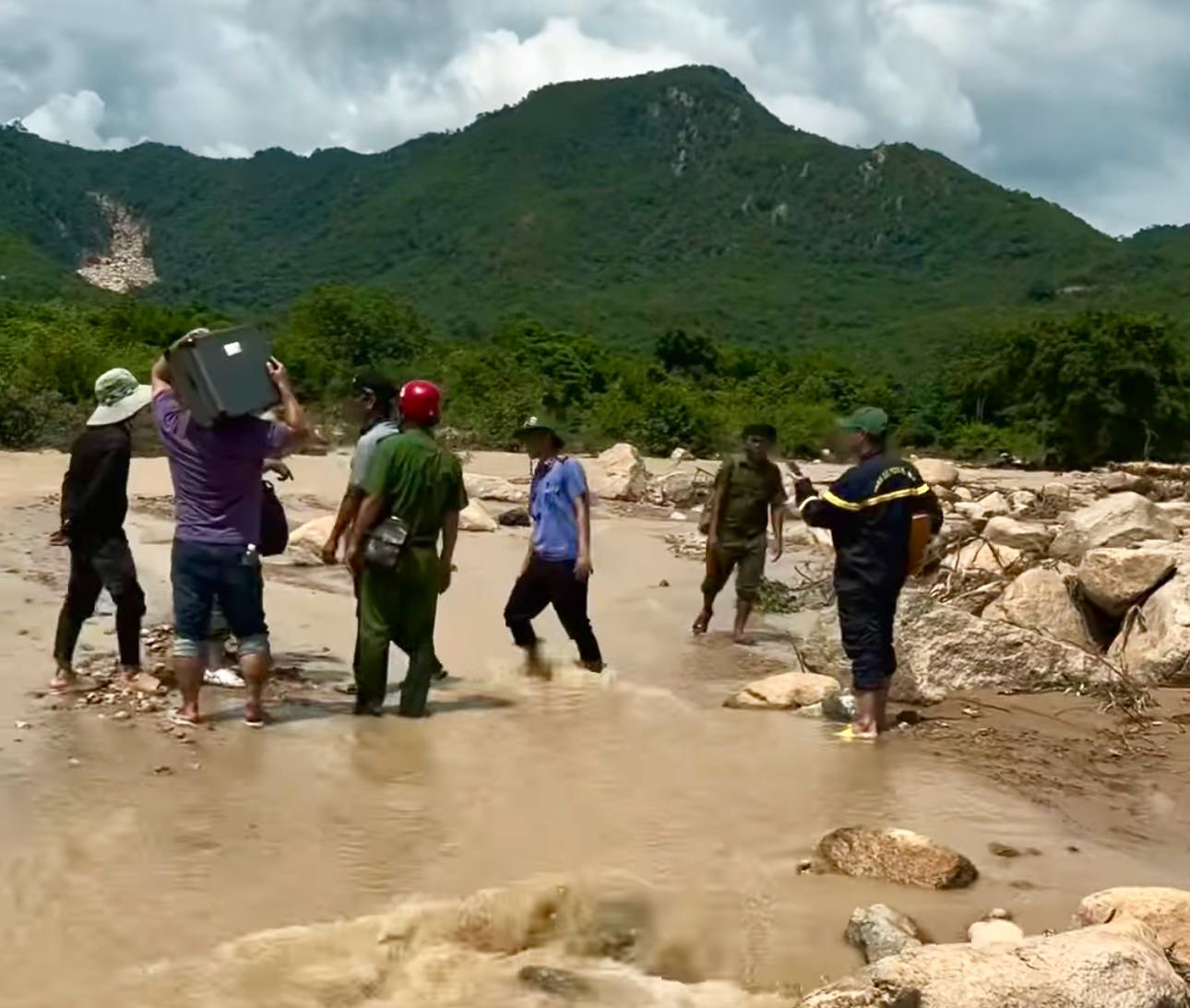 Cong an va Vien Kiem sat Nhan dan vuot duong rung len kham nghiem hien truong tai du an. Anh: Duy Tuan 