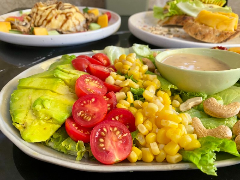 Fresh, antioxidant-rich foods help detoxify the kidneys. Photo: Tra My