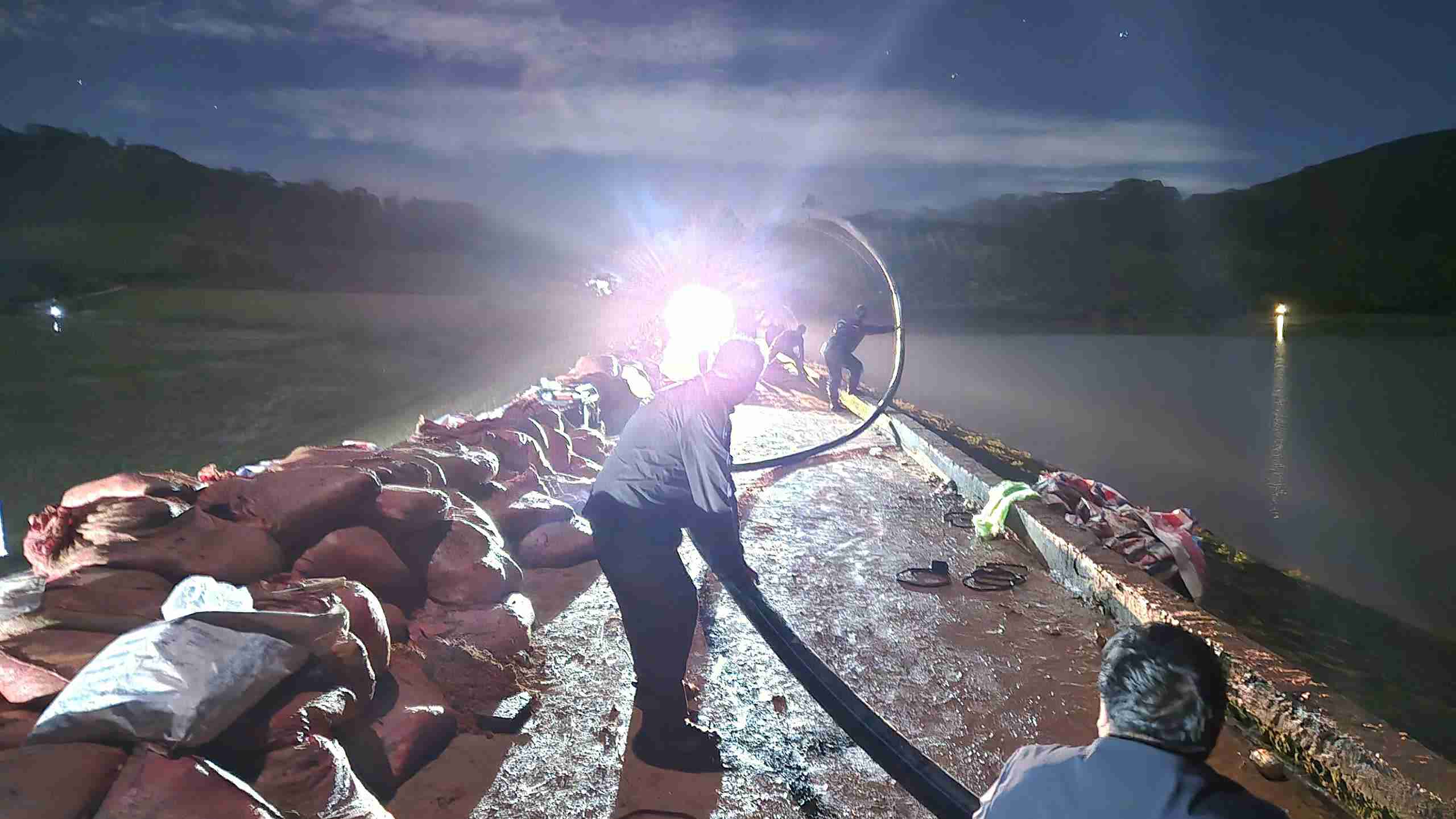 多くの部隊の何百人もの人々と機械や設備による多大な努力の結果、決壊の危機にあったラムドンのケイアン灌漑ダムは救われました。写真: フック・カーン