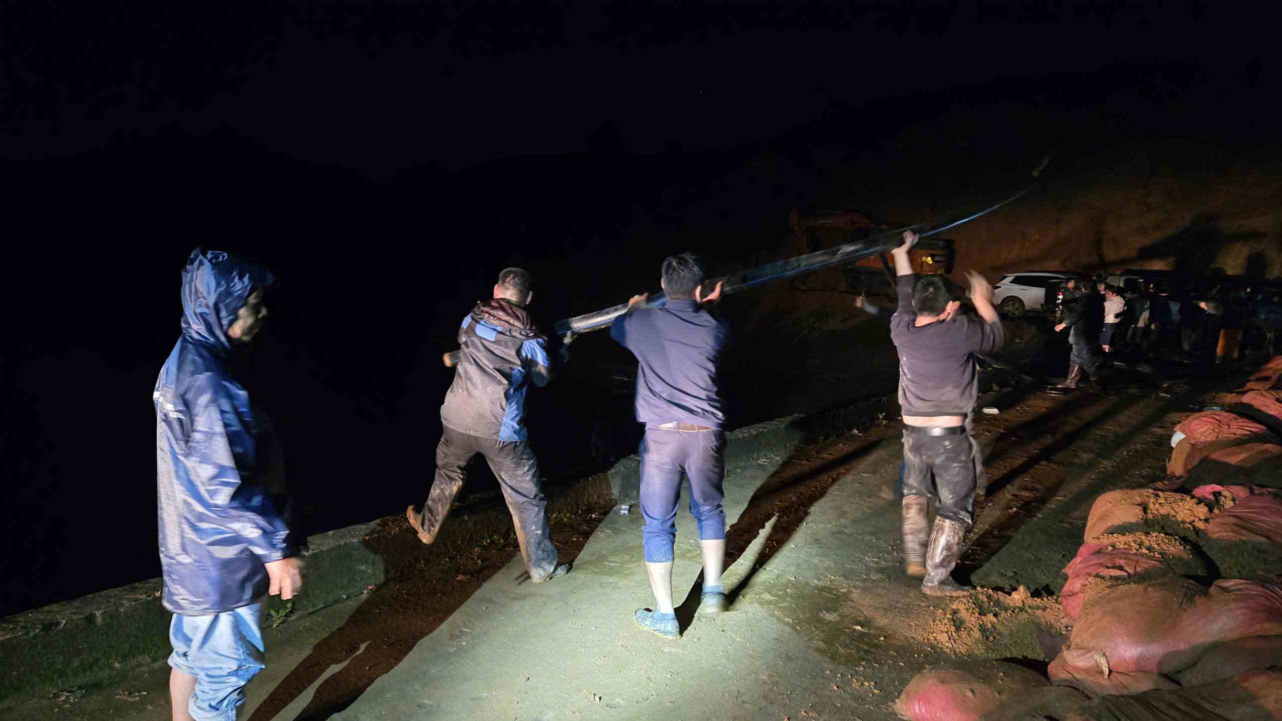 Cong nhan khong quan ngai kho khan, vat va xuyen dem gia co than dap ho thuy loi. Anh: Phuc Khanh