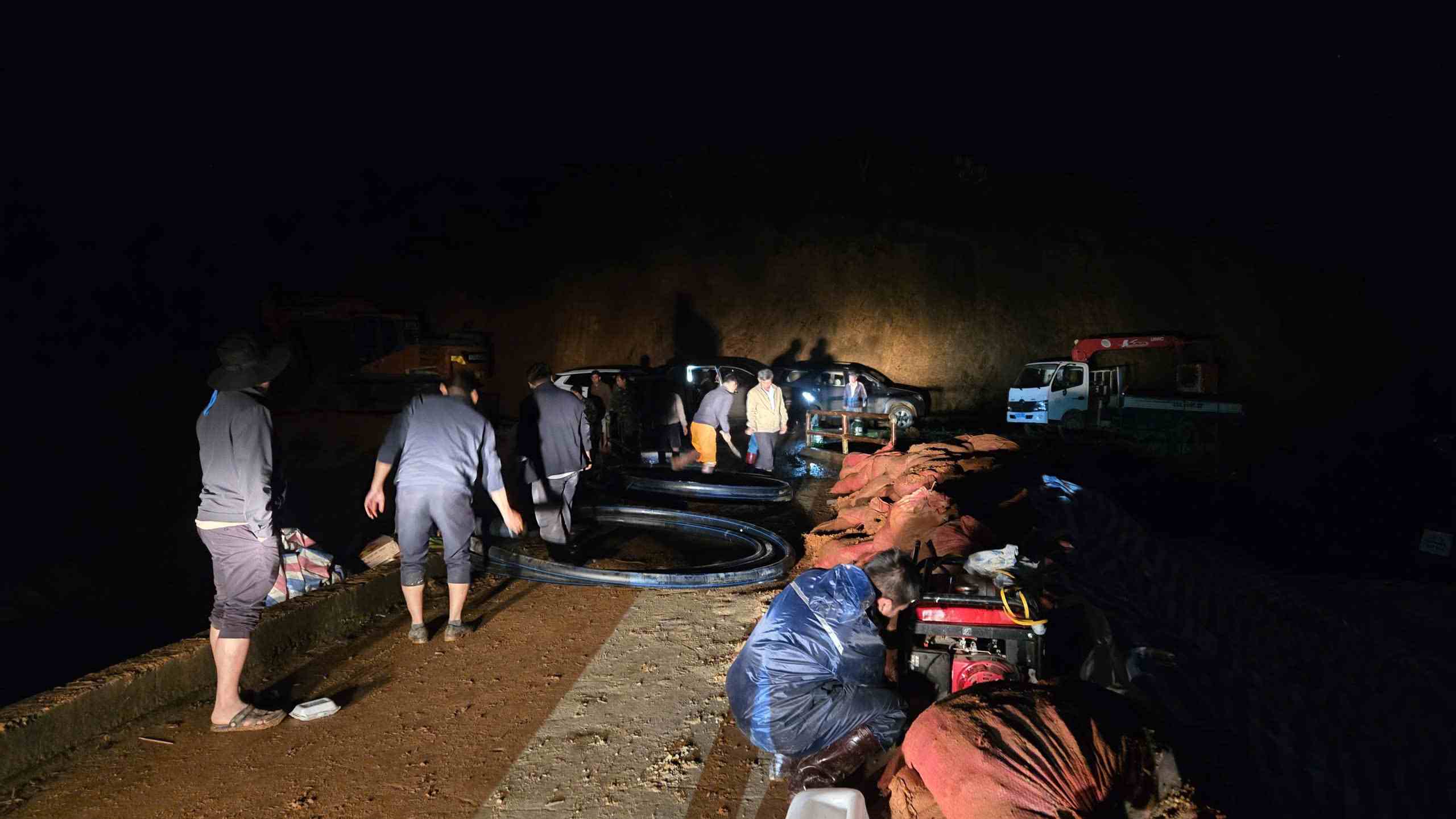 May no hoat dong xuyen dem de khoan coc nhoi gia co than dap. Anh: Phuc Khanh